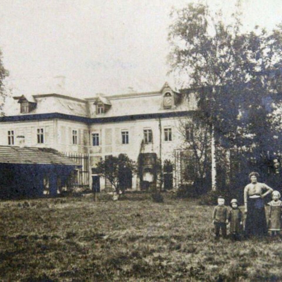 Fotografia przedstawiająca historyczny budynek dawnej Bielarni Hessa w Pakoszowie.