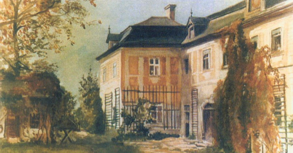 Widok na zabytkową, barokową fasadę Pałacu Pakoszów w Piechowicach, dawnej reprezentacyjnej bielarni lnu.