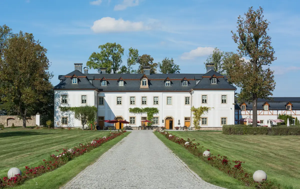 Współczesne zdjęcie odnowionego, barokowego Pałacu Pakoszów w Piechowicach.